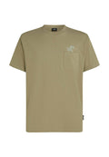 Olivegrünes Baumwoll-T-Shirt mit Rundhalsausschnitt, kurzen Ärmeln, einer Brusttasche und einem kleinen Palmen-Print in Hellblau.