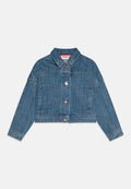 Kurz geschnittene Jeansjacke in Hellblau mit spitzem Kragen, vorderem Silberknopfverschluss, zwei Fronttaschen und dekorativen Nähten entlang der Schultern.