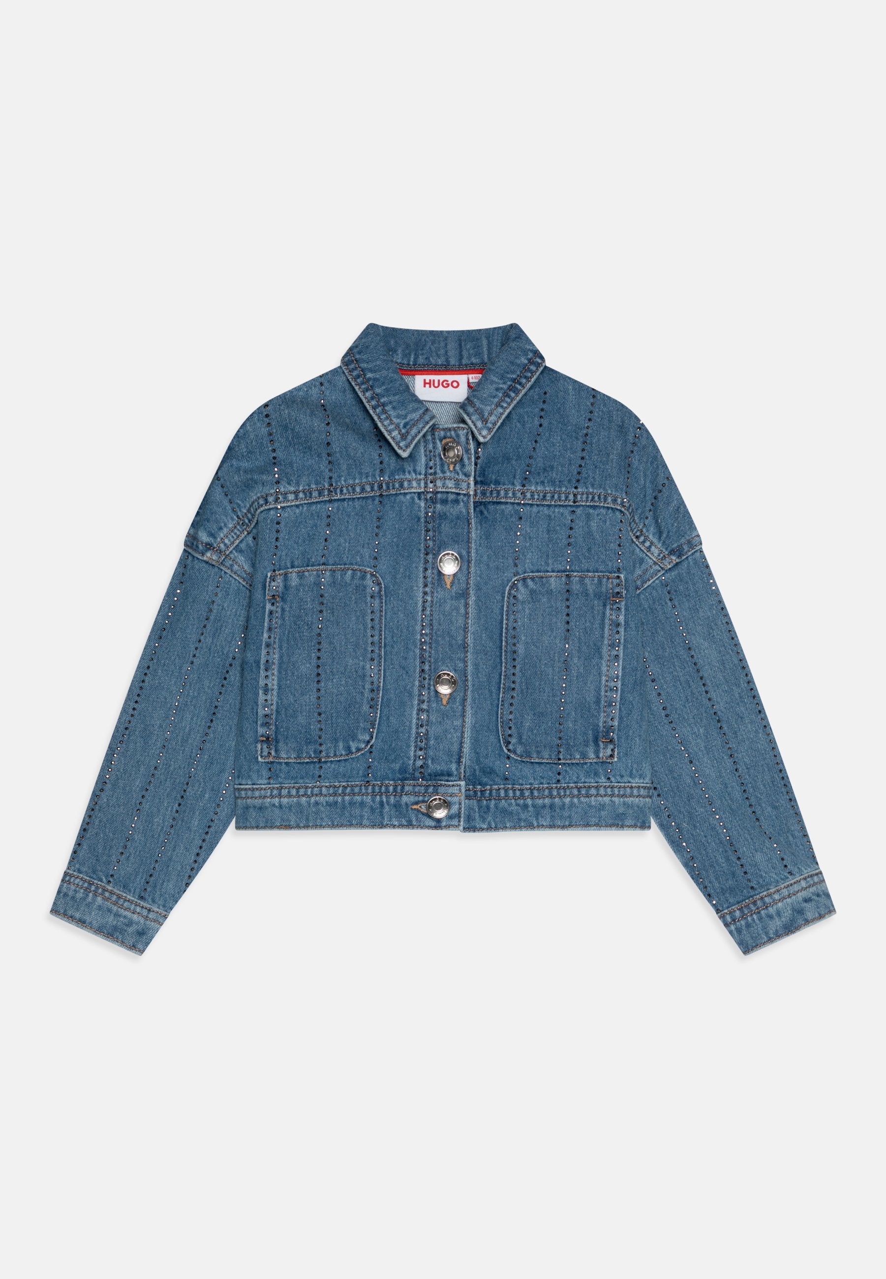 Kurz geschnittene Jeansjacke in Hellblau mit spitzem Kragen, vorderem Silberknopfverschluss, zwei Fronttaschen und dekorativen Nähten entlang der Schultern.