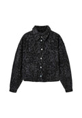Schwarze Jeansjacke mit einem dezenten Leopardenmuster, ausgestattet mit einem Kragen, vorderen Knöpfen und zwei großen Fronttaschen.
