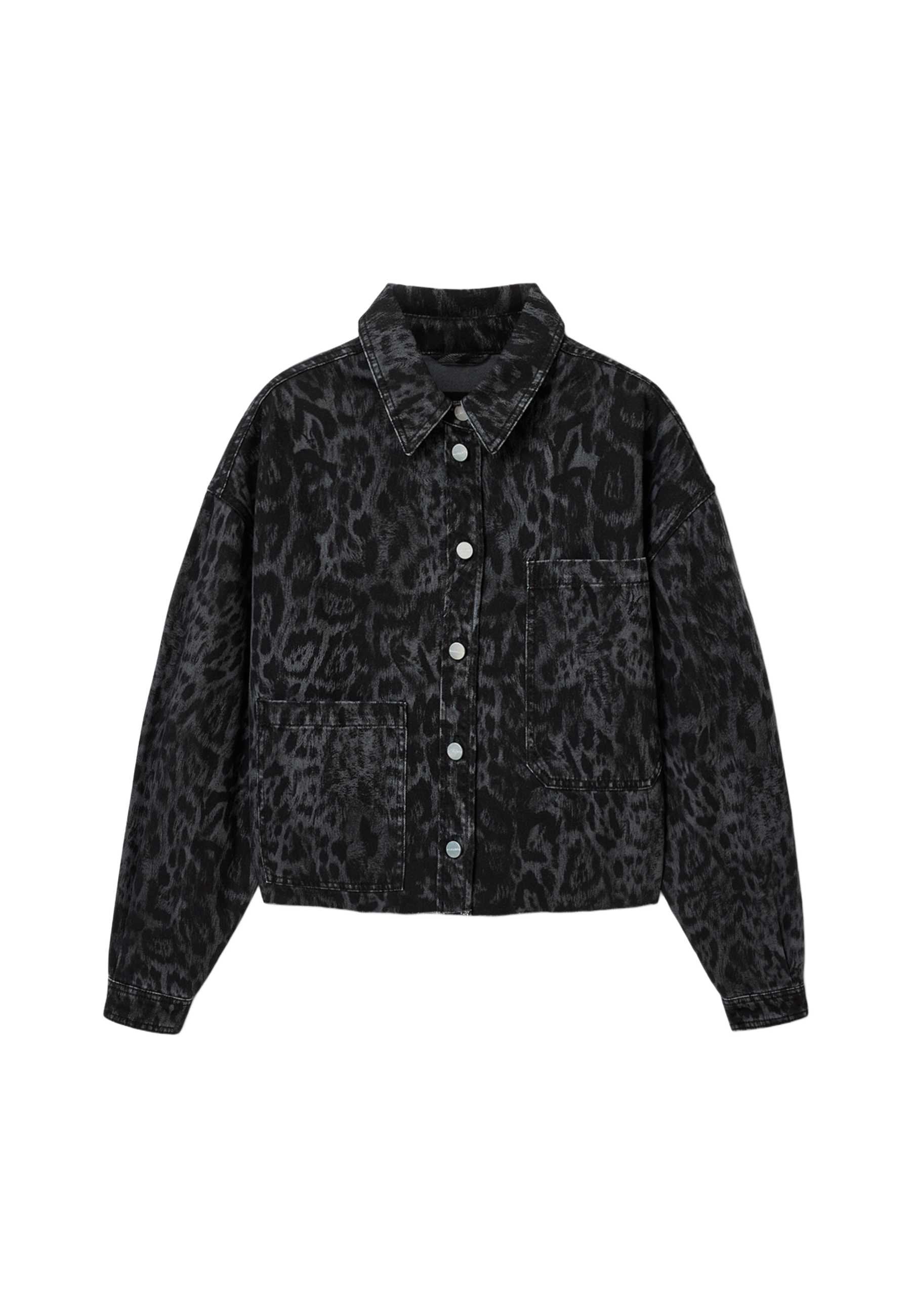 Schwarze Jeansjacke mit einem dezenten Leopardenmuster, ausgestattet mit einem Kragen, vorderen Knöpfen und zwei großen Fronttaschen.