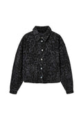Schwarze Jeansjacke mit einem dezenten Leopardenmuster, ausgestattet mit einem Kragen, vorderen Knöpfen und zwei großen Fronttaschen.