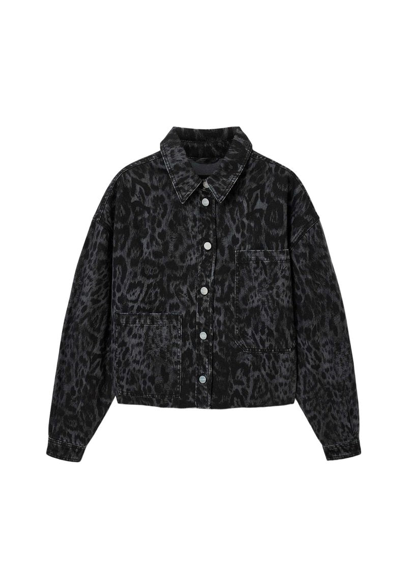 Schwarze Jeansjacke mit einem dezenten Leopardenmuster, ausgestattet mit einem Kragen, vorderen Knöpfen und zwei großen Fronttaschen.