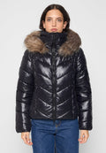 Schwarze Daunenjacke mit glänzendem Finish, Zickzackmuster, hohem Kragen und abnehmbarem Kunstfellbesatz. Reißverschluss und Seitentaschen.
