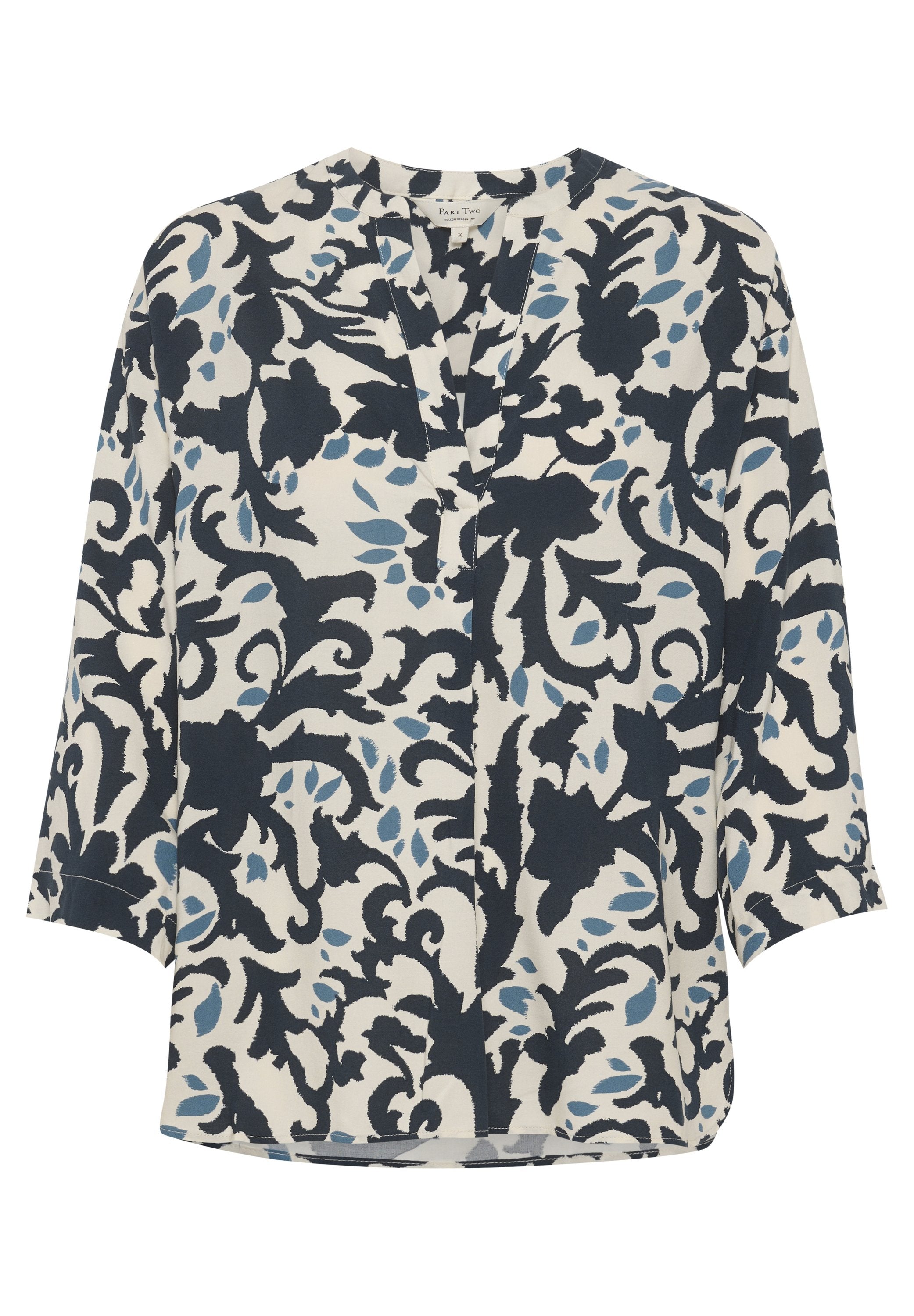 Bluse mit Blumenmuster in Marineblau und Hellblau auf einem cremefarbenen Hintergrund. Mit V-Ausschnitt und dreiviertel Ärmeln, lässige Passform.