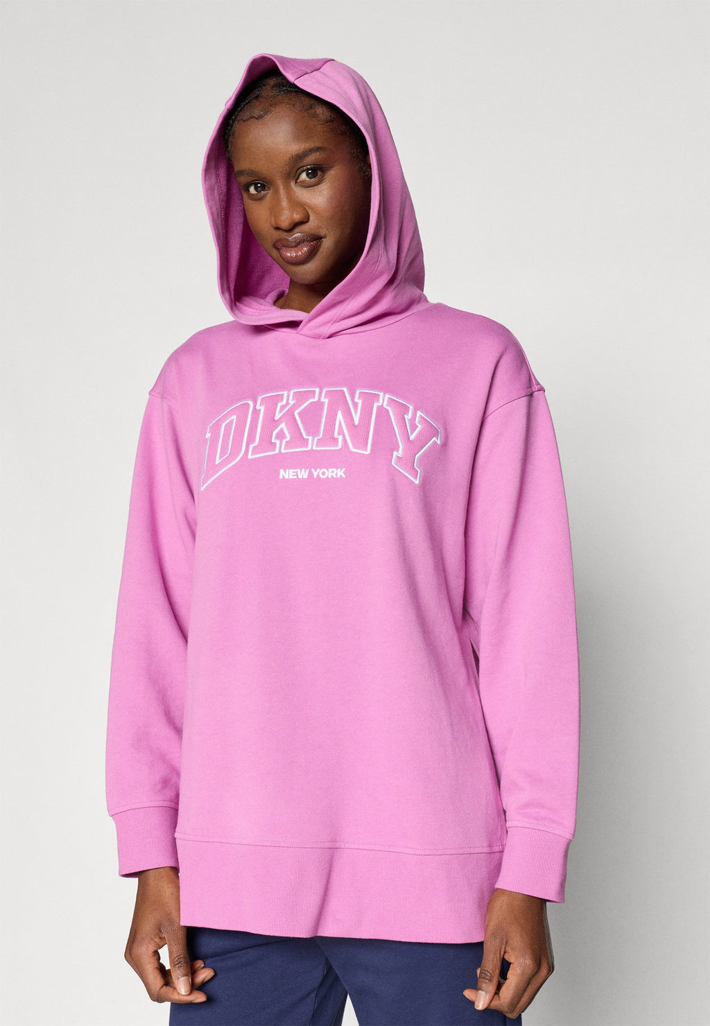 DKNY VARSITY PUFF APPLIQUE LOGO  HIGH LOW OPEN SIDE HOODIE