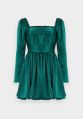 Smaragdgrünes Kleid mit quadratischem Ausschnitt, langen Puffärmeln und einem gefalteten Oberteil. Der Rock ist gerafft und erzeugt eine voluminöse Silhouette.