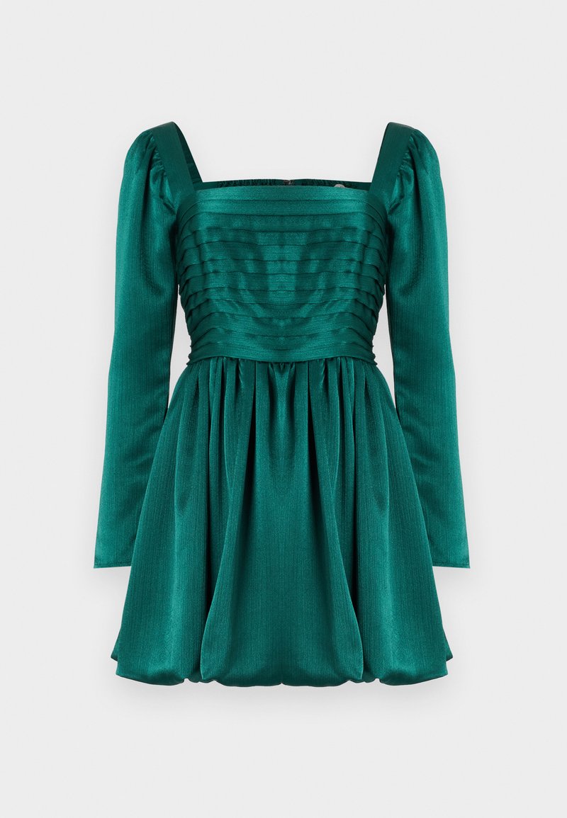 Smaragdgrünes Kleid mit quadratischem Ausschnitt, langen Puffärmeln und einem gefalteten Oberteil. Der Rock ist gerafft und erzeugt eine voluminöse Silhouette.