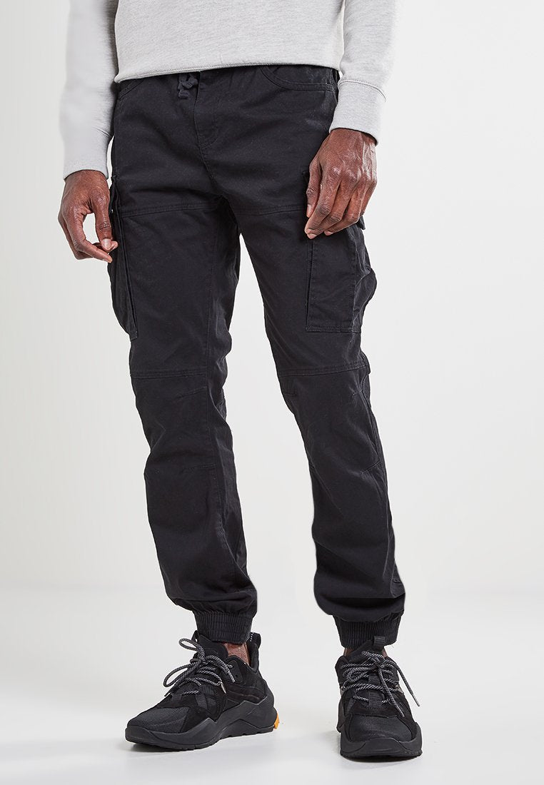 Schwarze Cargo-Hosen mit elastischen Bündchen, zwei Seitentaschen und entspannter Passform. Hergestellt aus strapazierfähigem Stoff, geeignet für Freizeitkleidung oder aktive Nutzung.