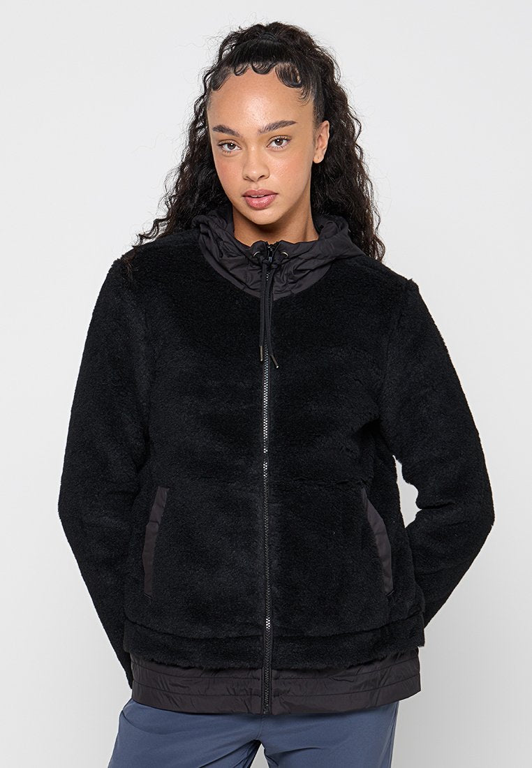 Schwarze Fleecejacke mit tailliertem Schnitt, Frontreißverschluss und Kapuze. Ausgestattet mit strukturierter Stoffoberfläche und kontrastreichen Seitenteilen aus glattem Material.