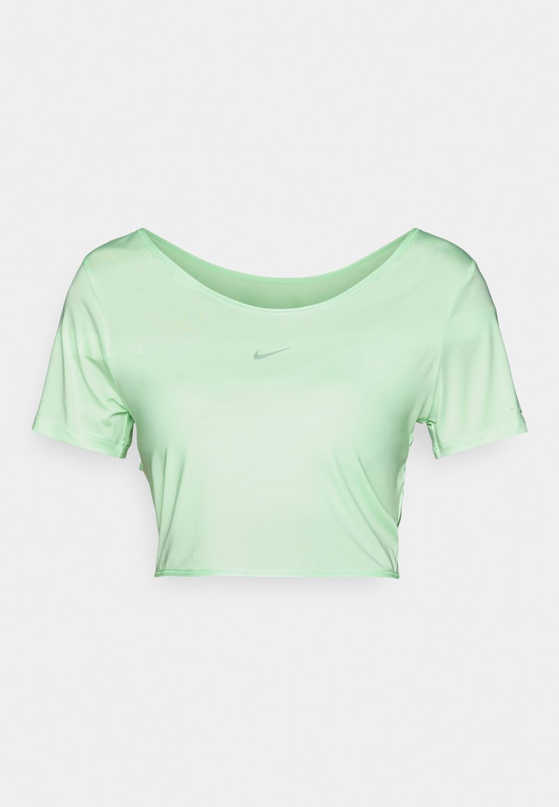 Helles grüne, kurz geschnittenes T-Shirt aus glattem Material, mit kurzen Ärmeln und einem breiten, abgerundeten Ausschnitt. Ein kleines graues Nike-Logo ist zentral auf der Vorderseite platziert.