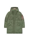 Olivgrüner langer Parka aus glänzendem Nylon mit einer Kapuze aus Kunstpelz, zwei Fronttaschen und einer Reißverschlusstasche am Ärmel.