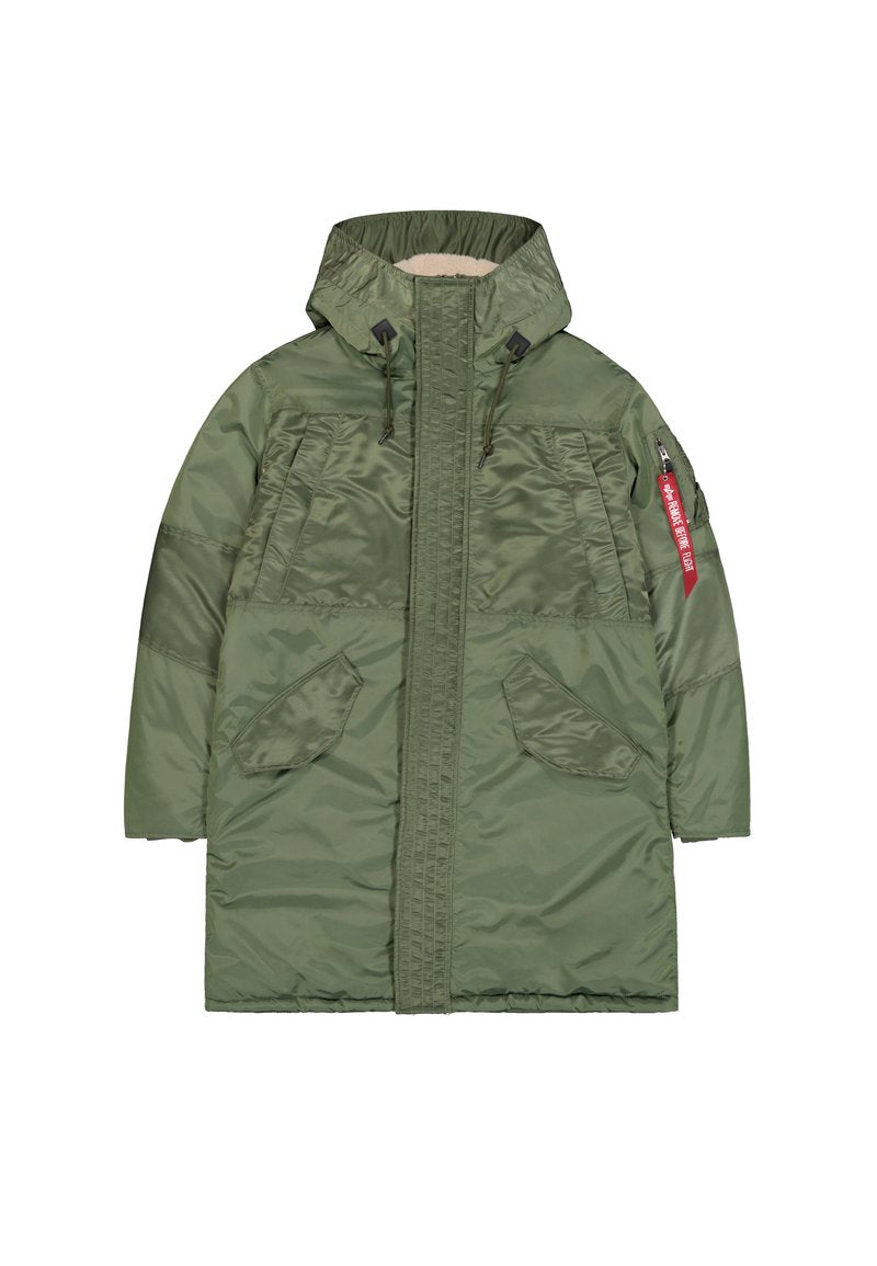 Olivgrüner langer Parka aus glänzendem Nylon mit einer Kapuze aus Kunstpelz, zwei Fronttaschen und einer Reißverschlusstasche am Ärmel.