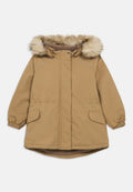 Braune, gepolsterte Winterjacke für Kinder mit einer Kapuze mit Kunstfellbesatz, elastischen Bündchen, Fronttaschen mit Klappen und Knopfverschluss.