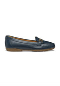 Navyblaue Lederloafers mit rundem Zehenbereich, praktischer Schlupfform und kleinen goldenen Hardware-Akzenten; hellbraune Gummisohle mit subtiler Textur.