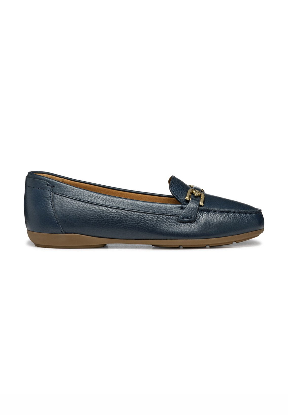 Navyblaue Lederloafers mit rundem Zehenbereich, praktischer Schlupfform und kleinen goldenen Hardware-Akzenten; hellbraune Gummisohle mit subtiler Textur.