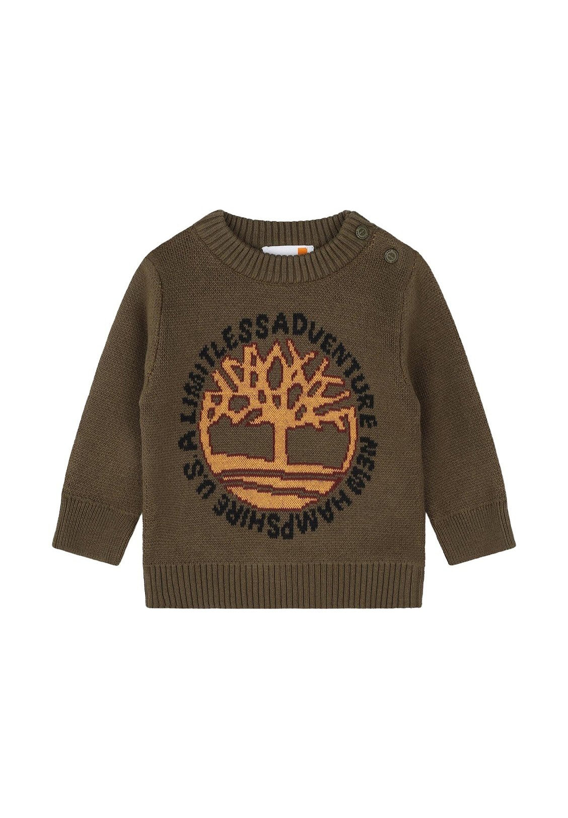 Olivgrüner Strickpullover mit rundem Halsausschnitt und Knöpfen an einer Schulter. Verfügt über ein Baumdesign in Orange mit schwarzem Text darum herum.