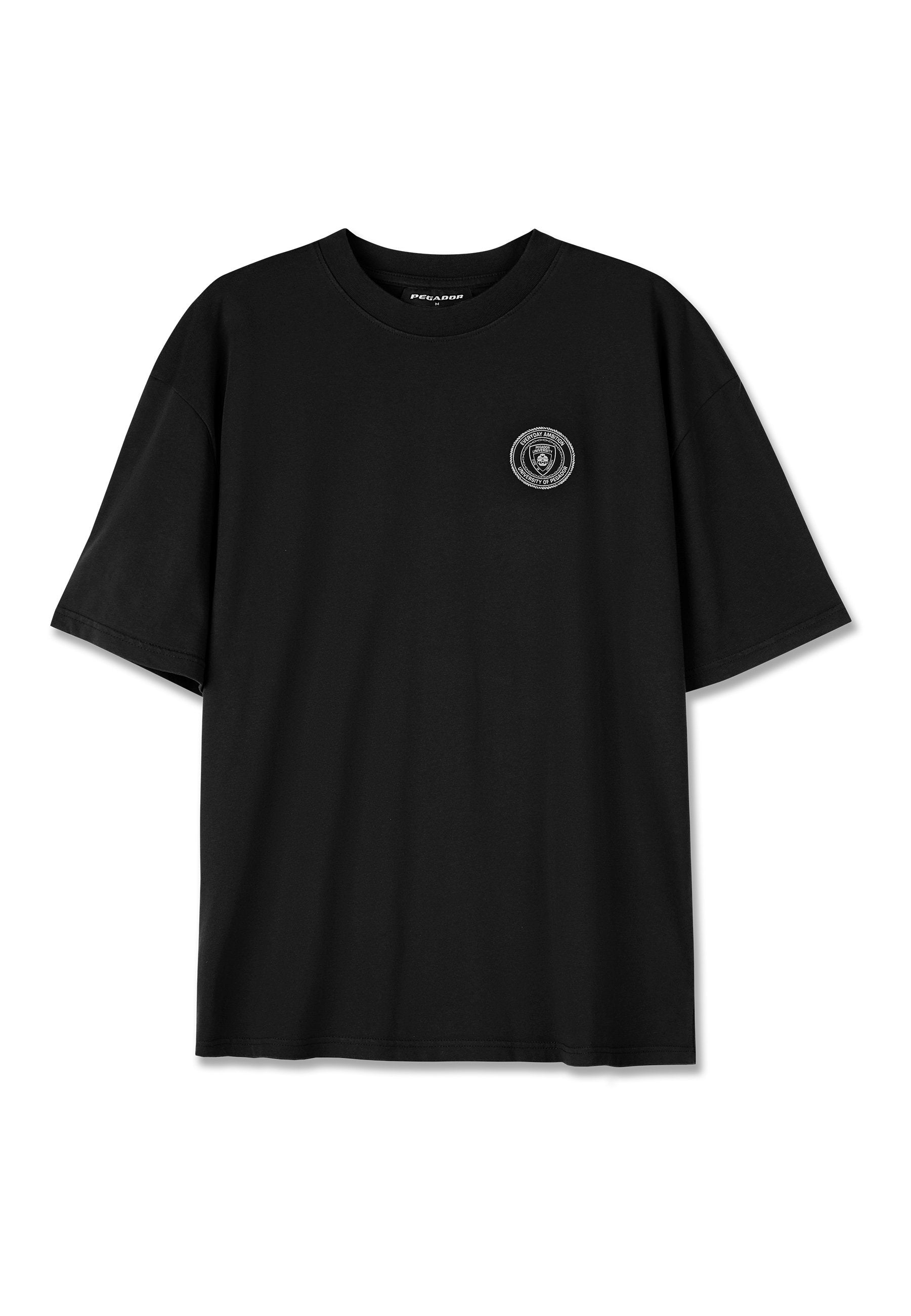 Schwarzes Baumwoll-T-Shirt mit kurzen Ärmeln, ausgestattet mit einem runden gestickten Logo auf der linken Brustseite und einem lässigen Schnitt.