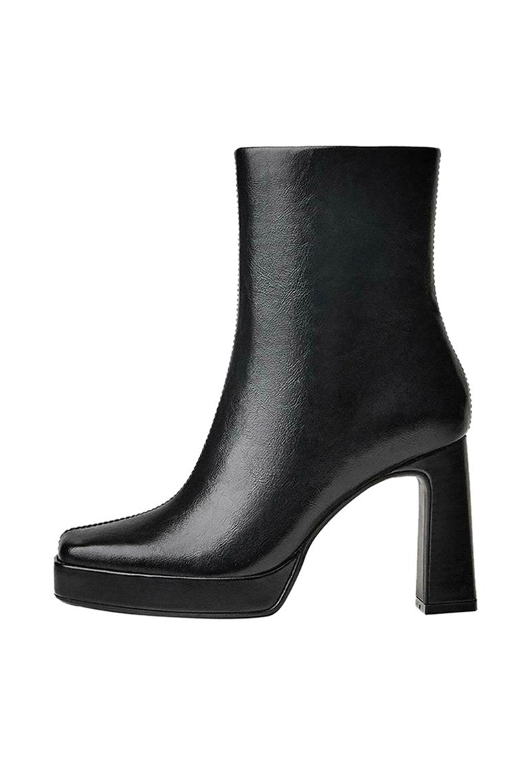 Schwarzer Leder-Stiefelette mit hohem Blockabsatz, Plateau-Sohle und schlanker Silhouette; glatte Textur mit dezenten Nahtdetails.