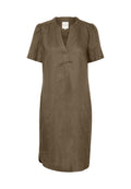 Kurzärmliges, V-Ausschnitt-Kleid aus olivgrünem Leinen mit dezenten Seitennähten und lässiger Form. Keine sichtbaren Beschläge oder Muster.