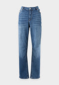 Blaue Jeans mit geradem Schnitt, Knopf- und Reißverschluss, Vorder- und Gesäßtaschen, auf weißem Hintergrund dargestellt.