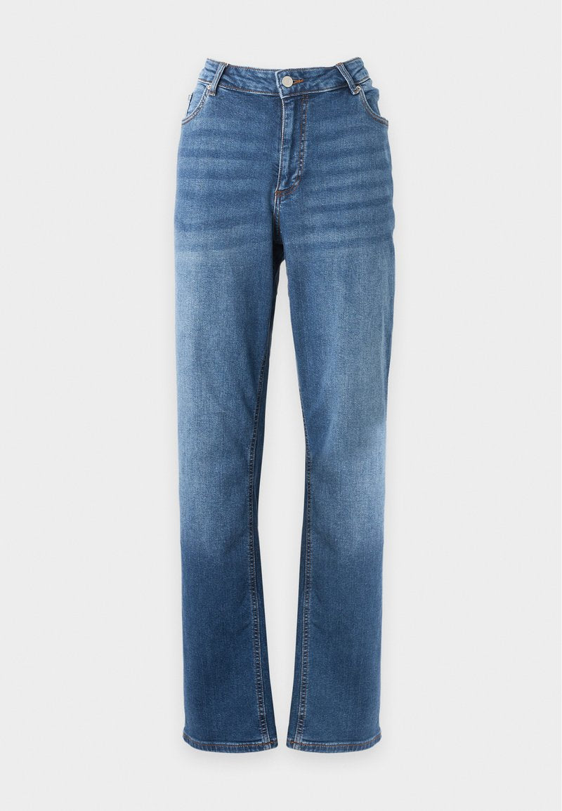 Blaue Jeans mit geradem Schnitt, Knopf- und Reißverschluss, Vorder- und Gesäßtaschen, auf weißem Hintergrund dargestellt.