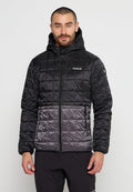 Schwarze und graue Steppjacke mit Kapuze, gesteppter Optik, Reißverschluss und Logo auf Brust und Ärmel, mit glatter, leichter Textur.
