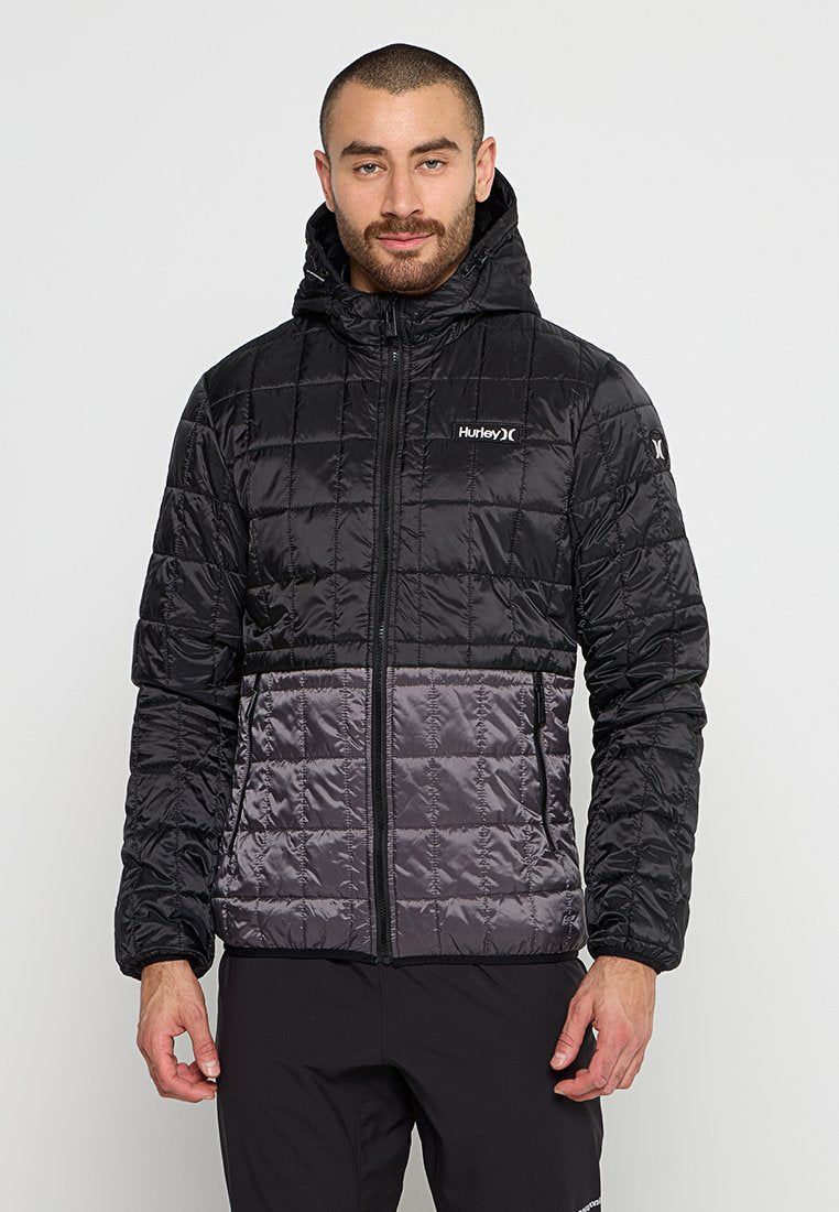 Schwarze und graue Steppjacke mit Kapuze, gesteppter Optik, Reißverschluss und Logo auf Brust und Ärmel, mit glatter, leichter Textur.