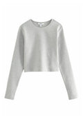 Grau geschnittenes Langarmshirt aus weichem Material mit rundem Halsausschnitt und einfachem Design; nahtlose Schultern und Manschetten.