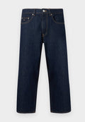 Dunkelblaue Jeans mit geradem Bein, fünf Taschen, kontrastierenden orangefarbenen Nähten, silbernem Knopf und kleinem Logo auf der vorderen rechten Tasche.