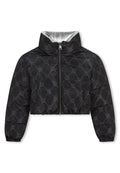 Schwarze cropped Puffjacke mit glänzender Oberfläche, ausgestattet mit einem Muster des "HUGO"-Logos, hohem Kragen und Reißverschluss. Gummizüge an den Bündchen.