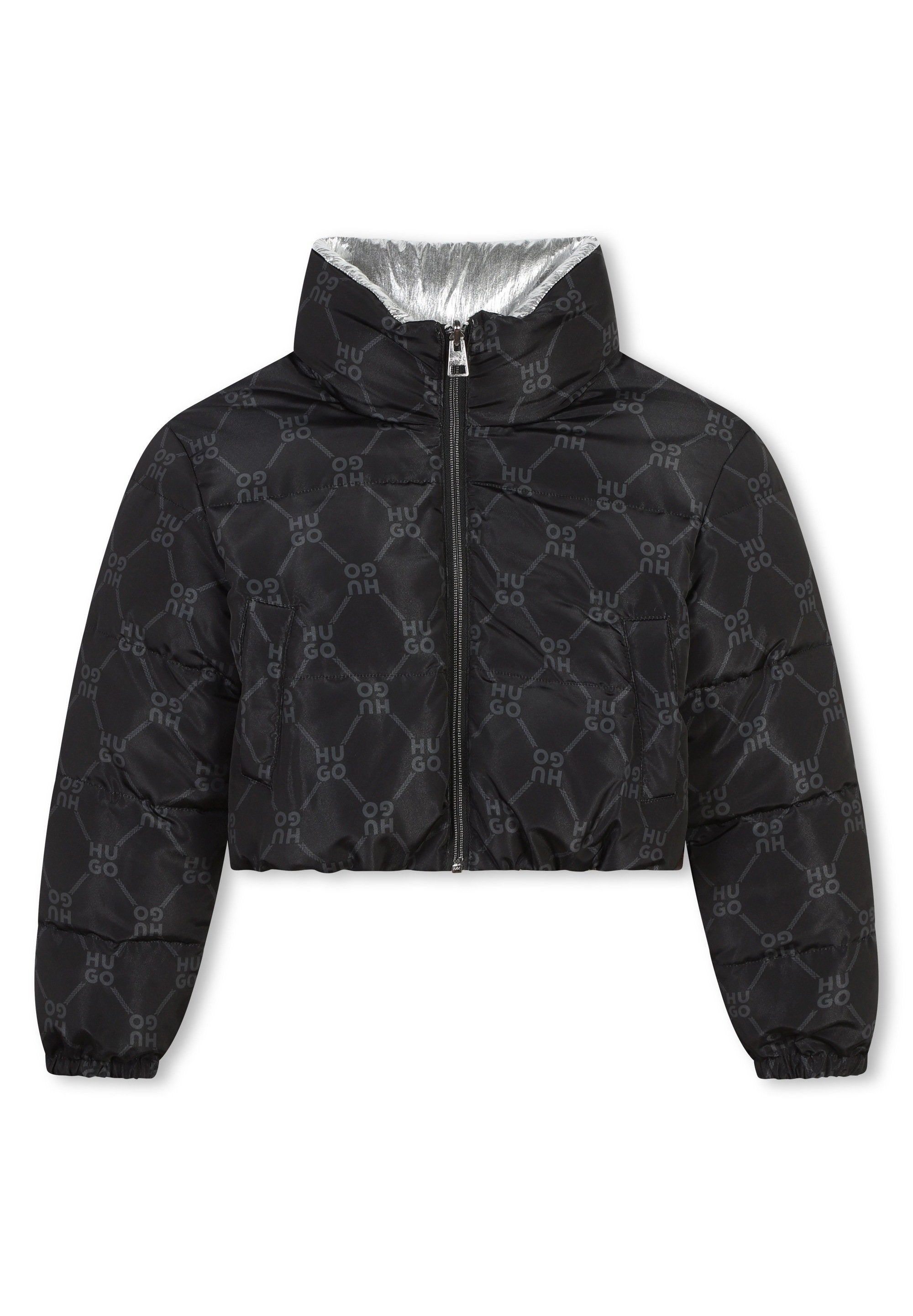 Schwarze cropped Puffjacke mit glänzender Oberfläche, ausgestattet mit einem Muster des "HUGO"-Logos, hohem Kragen und Reißverschluss. Gummizüge an den Bündchen.