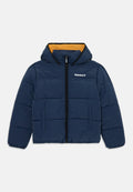 Dunkelblauer Steppjacke mit Kapuze, schwarzem Reißverschluss und orangefarbenem Innenfutter. Verfügt über horizontale Nähte und zwei Seitentaschen.
