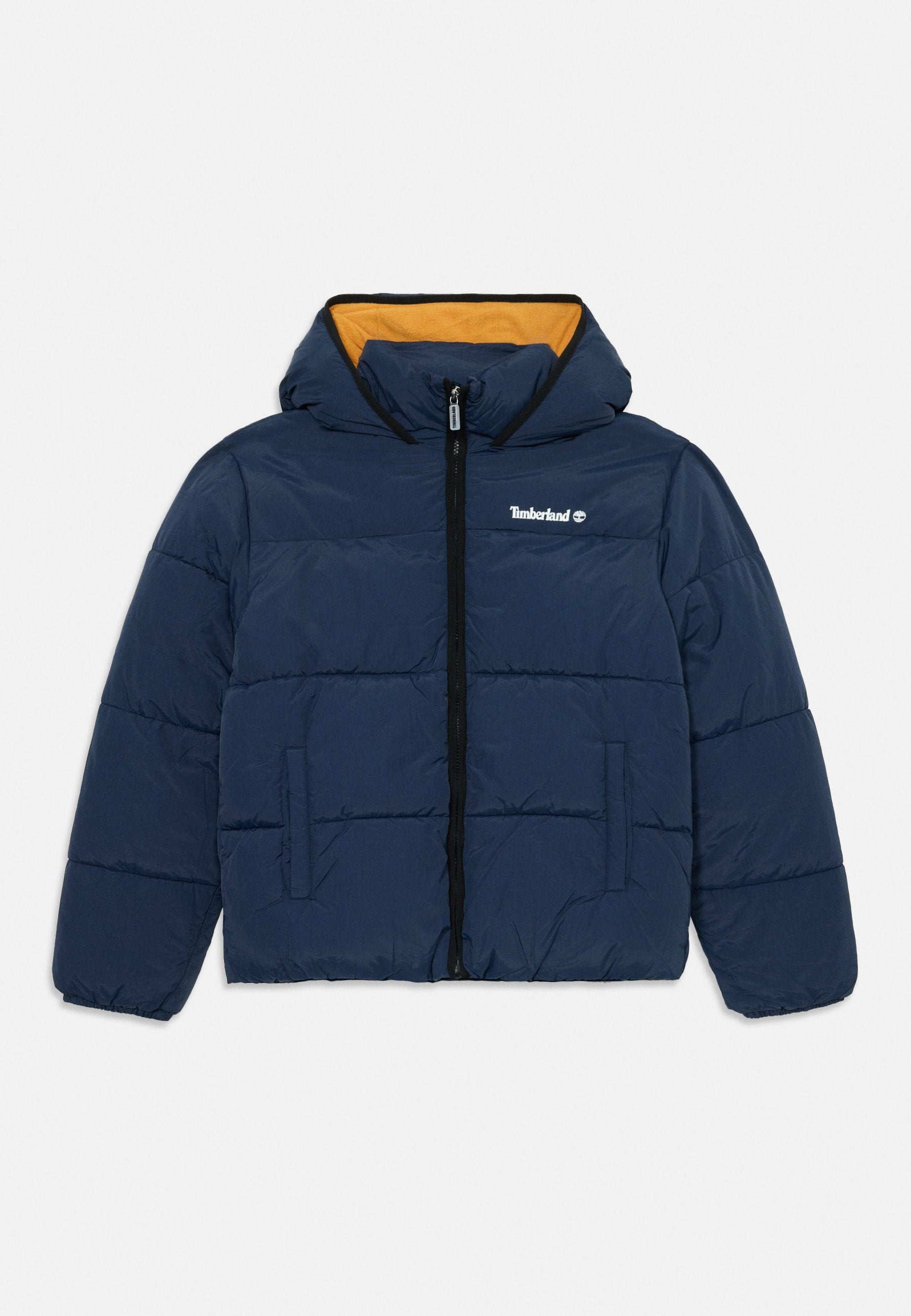Dunkelblauer Steppjacke mit Kapuze, schwarzem Reißverschluss und orangefarbenem Innenfutter. Verfügt über horizontale Nähte und zwei Seitentaschen.