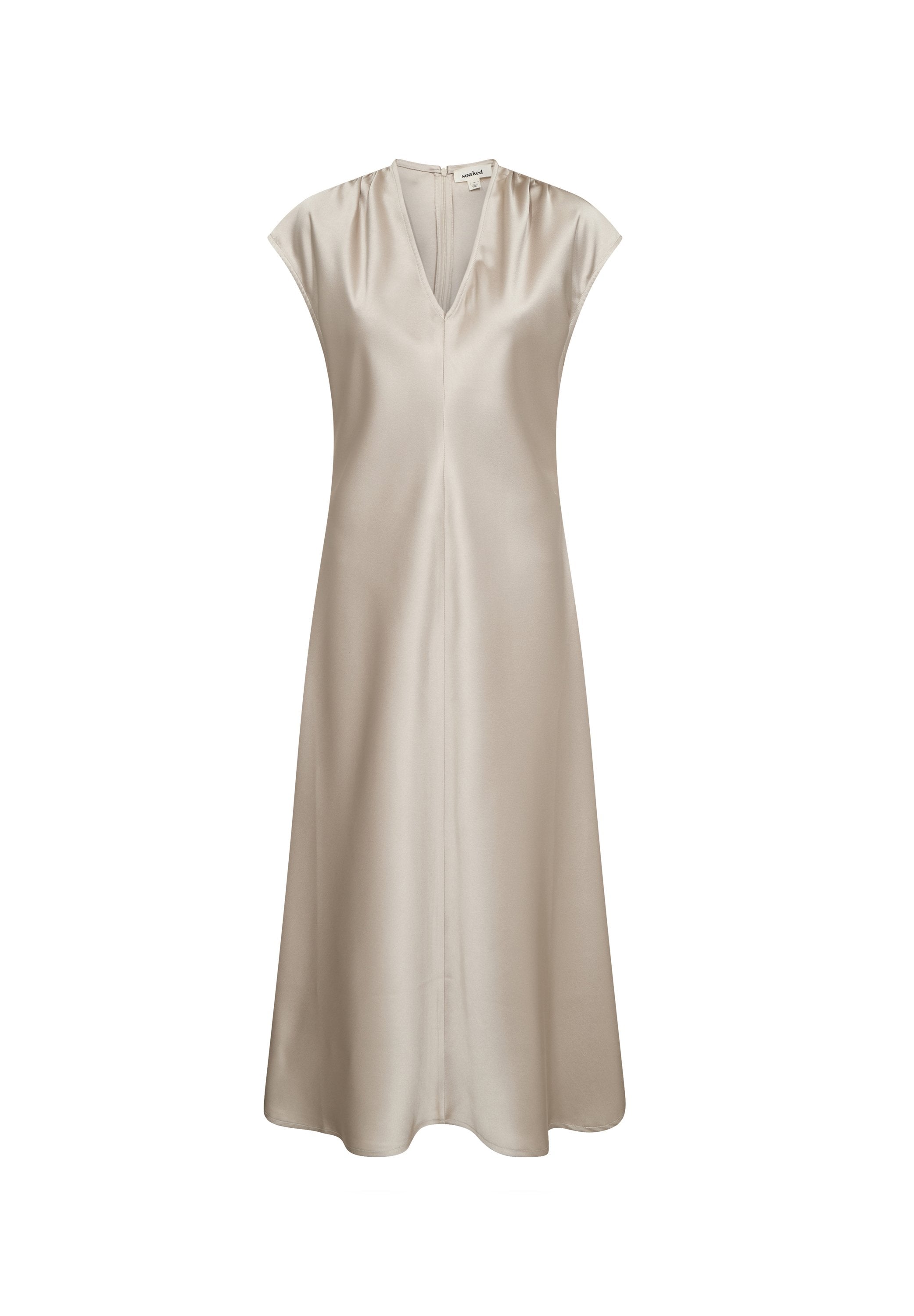 Beiges Satin-Kleid mit V-Ausschnitt, kurzen Kappenärmeln und fließender Silhouette. Verfügt über einen Reißverschluss in der Mitte hinten und eine glatte Textur.