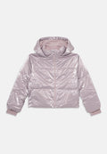 Kurze, glänzende, helllila gefütterte Jacke mit Kapuze, Reißverschluss und pinken elastischen Bündchen. Glatte Textur und gestepptes Design.