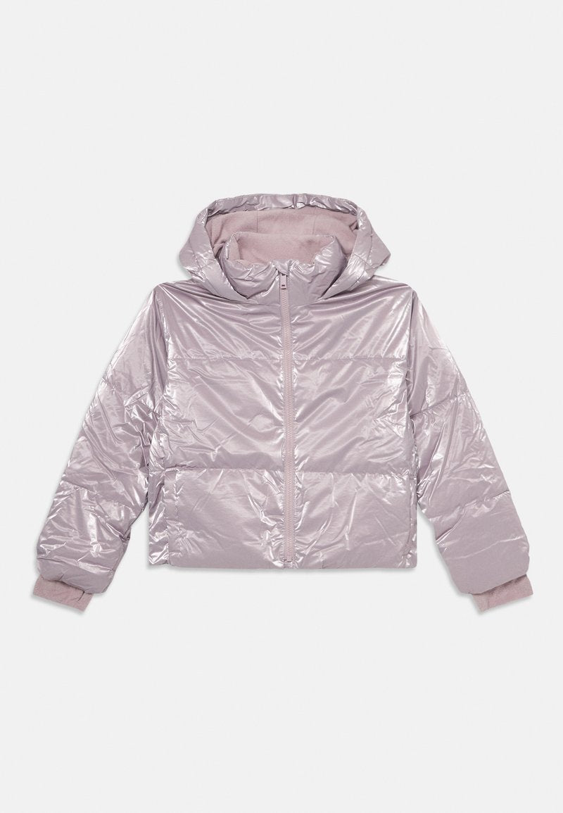 Kurze, glänzende, helllila gefütterte Jacke mit Kapuze, Reißverschluss und pinken elastischen Bündchen. Glatte Textur und gestepptes Design.