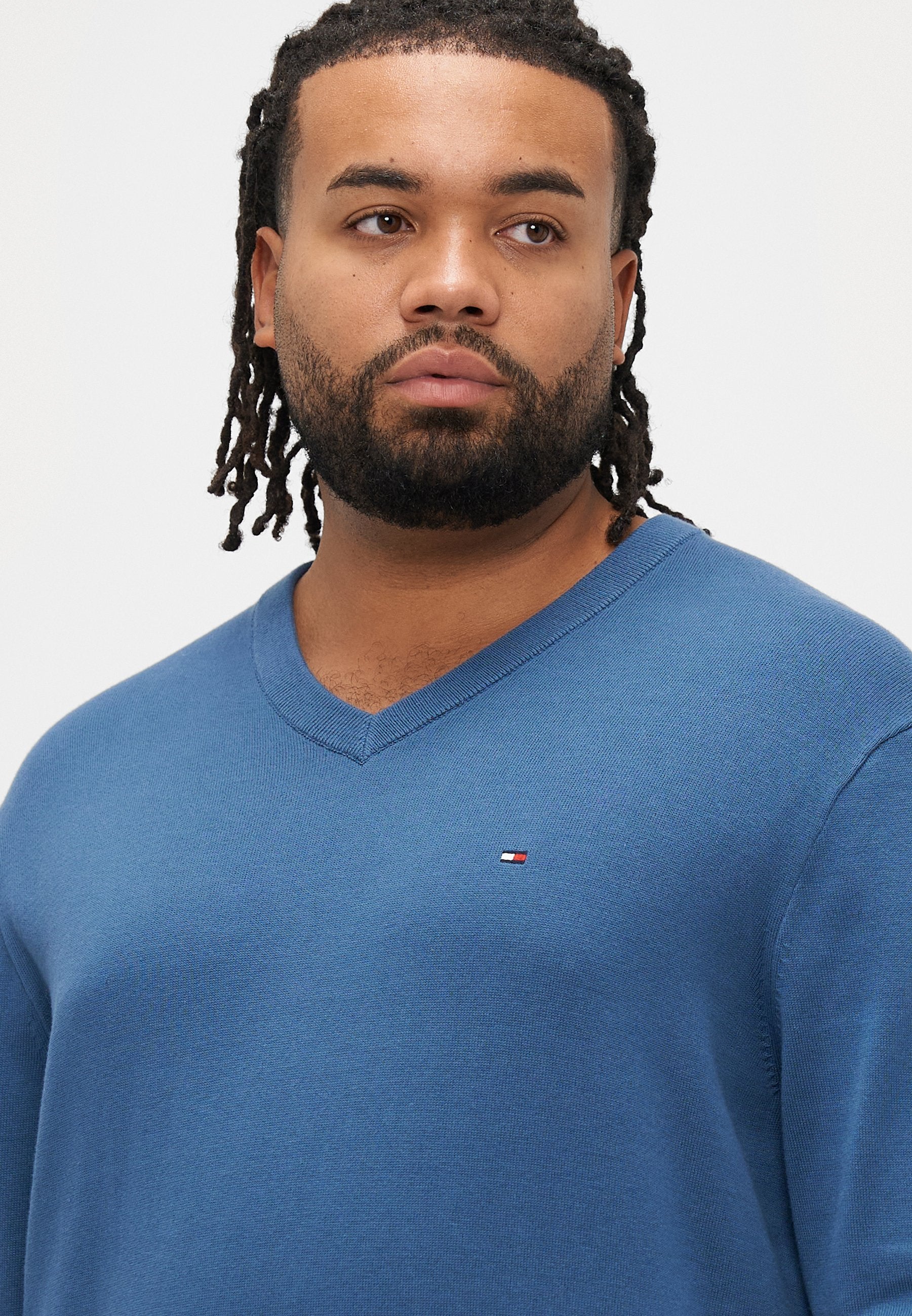 ESSENTIAL V NECK Media 5