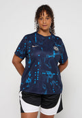 Marineblaues Sporttrikot mit blauem Punktmuster, kurzen Ärmeln, rundem Hals und Nike-Logo; kombiniert mit schwarz-weißen Sportshorts.