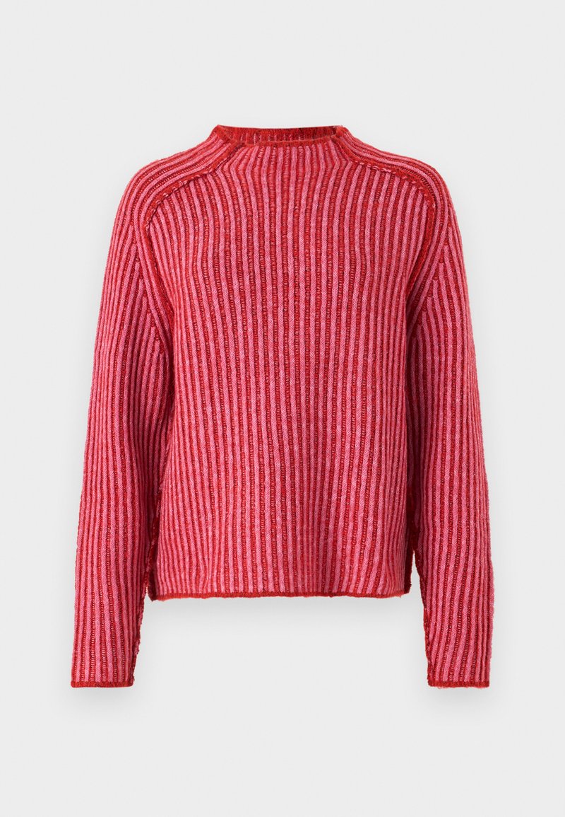 Roter Pullover mit vertikalen Streifen, gerippter Textur, Rundhalsausschnitt und langen Ärmeln. Der Saum ist leicht verkürzt und hat farblich passende Kanten.