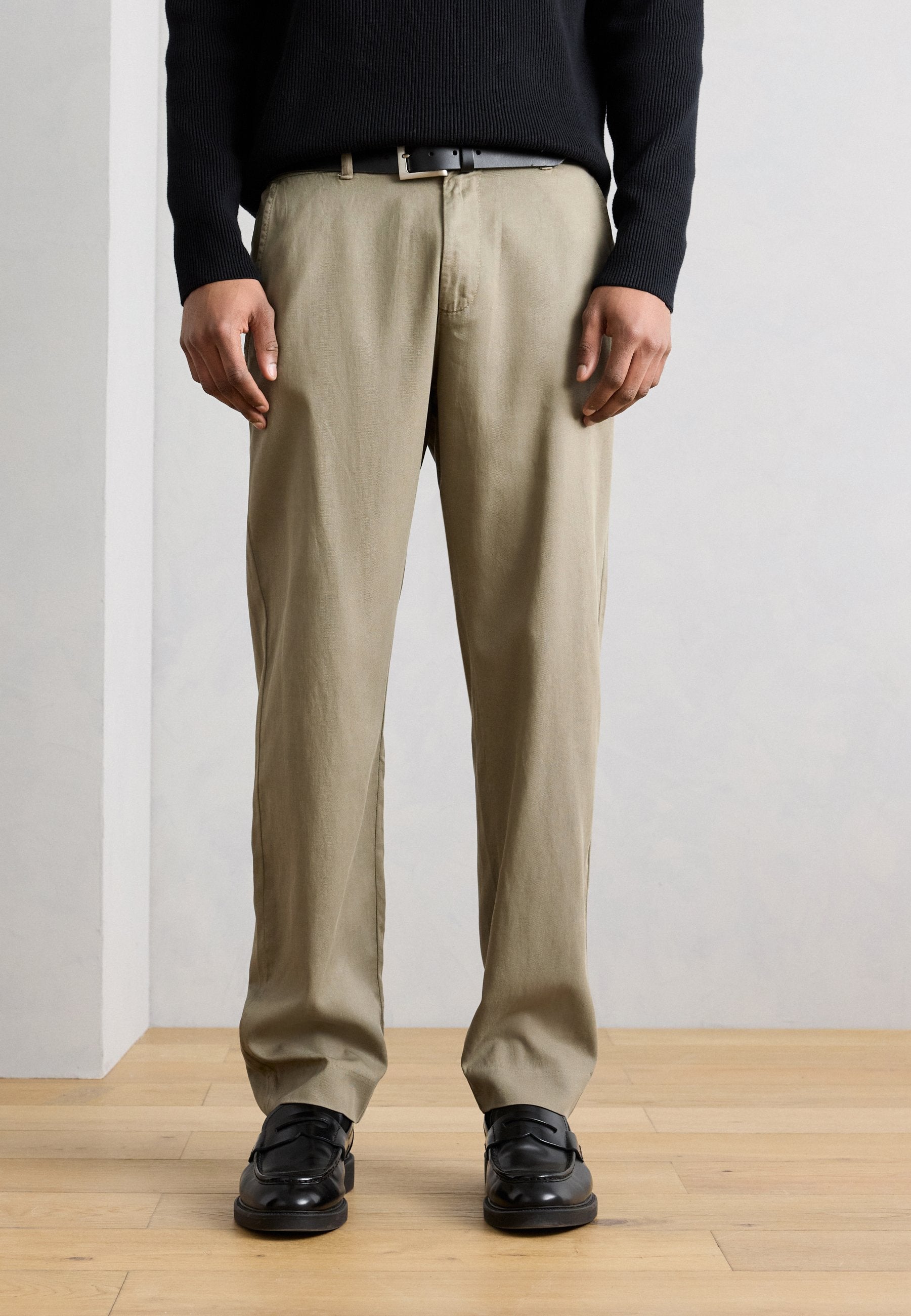 TAILORED PANTS Media 3
