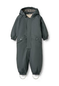 Dunkelgraue Kinderoberbekleidung mit Kapuze, elastischen Bündchen und Druckknopfverschluss. Verfügt über Seitentaschen und ein weiches karierter Futter.