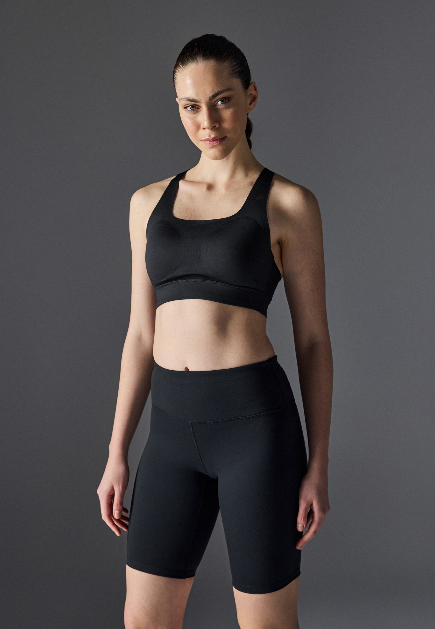 Even&Odd active MEDIUM SUPPORT SQUARE NECK SPORTS BRA WITH PADDING