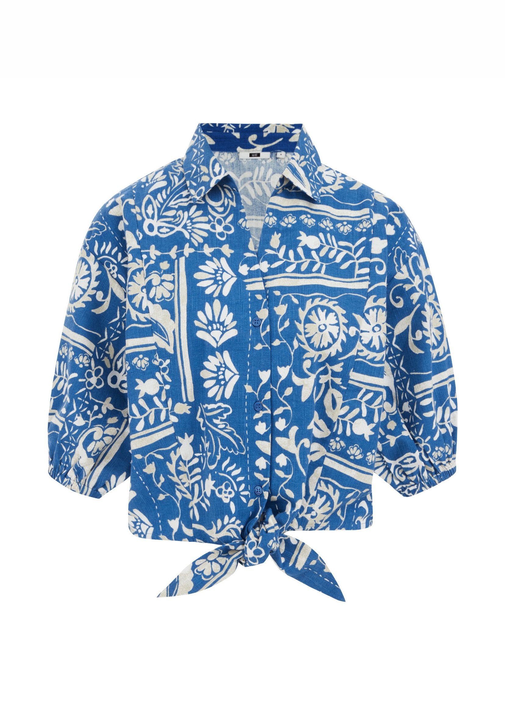 Blaue und weiße kurzärmlige Bluse mit Blumenmuster und gebundenem Saum, mit einem Kragen und Knopfleiste.