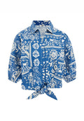 Blaue und weiße kurzärmlige Bluse mit Blumenmuster und gebundenem Saum, mit einem Kragen und Knopfleiste.