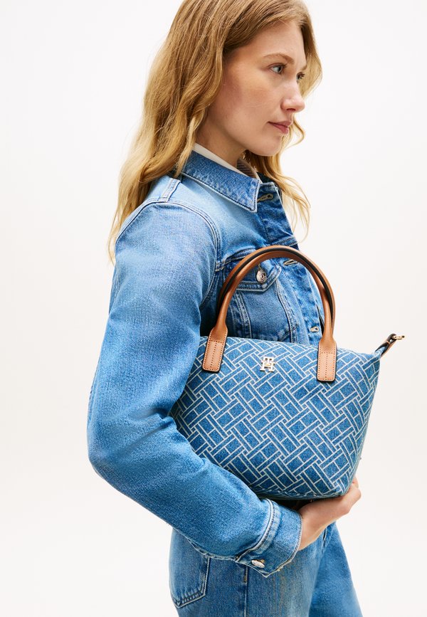 Tommy Hilfiger FLAG DENIM CROSSBODY TOTE BAG - Handbag - blue
