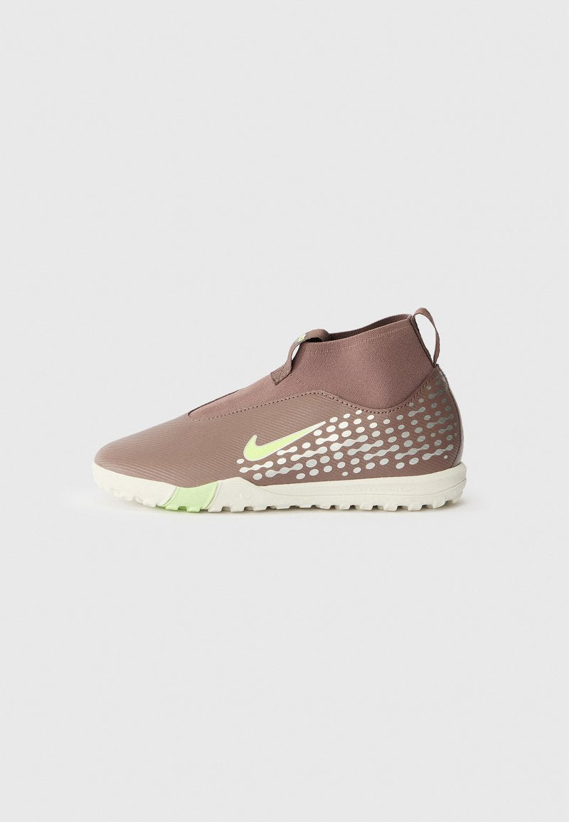 Braune Sportschuhe mit hohem Schaft, ausgestattet mit einem strukturierten Obermaterial, einem grünen und silbernen Punktedesign sowie einer weißen Sohle.