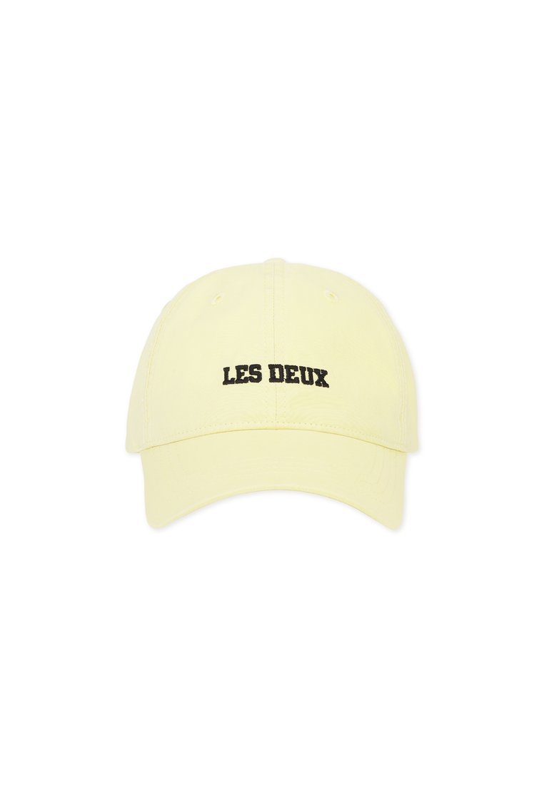 Gelbe Baseballkappe mit schwarzer "LES DEUX" Stickerei vorne, gebogenem Schirm und verstellbarem Riemen hinten.