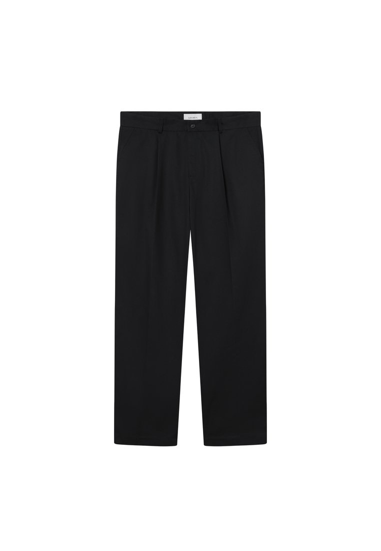 Schwarze maßgeschneiderte Hose mit vorderen Falten, geradem Bein und Knopfverschluss. Der Stoff scheint glatt mit einem leichten Glanz.