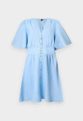 Hellblaues Kurzarmkleid mit V-Ausschnitt, geraffter Taille, Holzknöpfen vorne und ausgestelltem Rock vor einfarbigem Hintergrund.